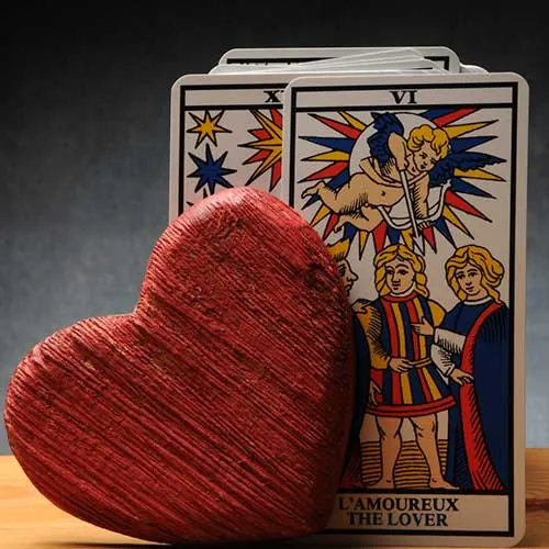 Corazón de madera junto a la carta de El Enamorado