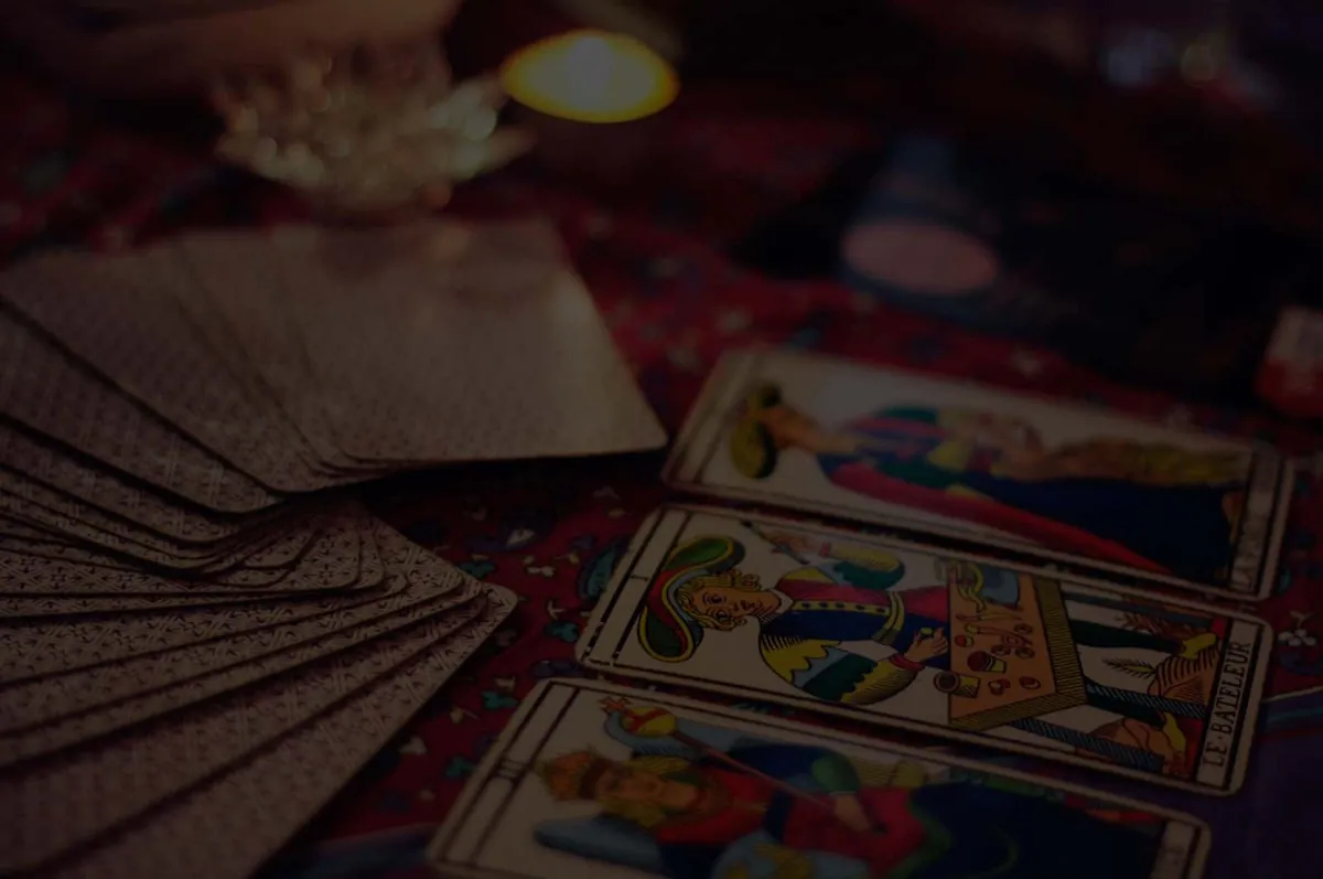 Cartas del tarot sobre un mantel rojo